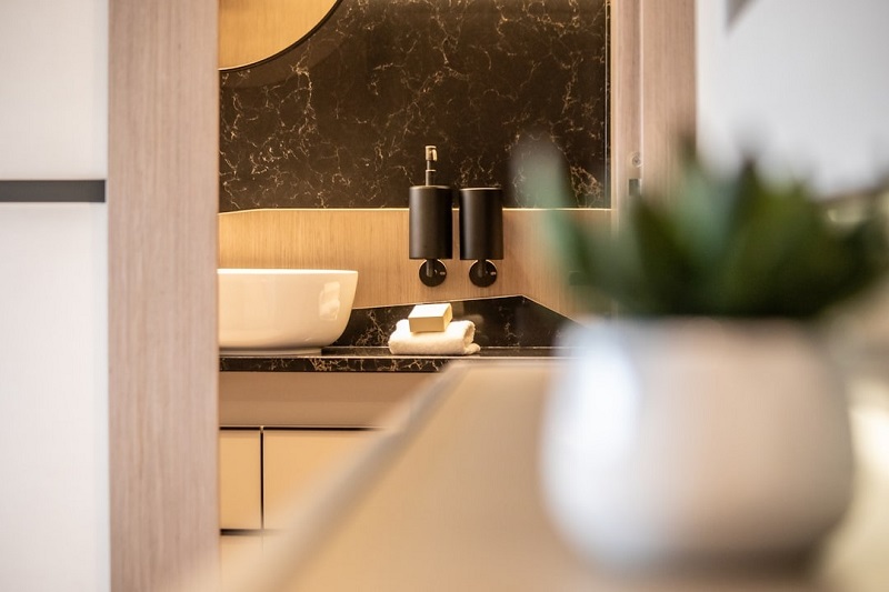 Hoàn thiện nhà vệ sinh thường gồm bồn cầu, lavabo, sen tắm, vòi nước