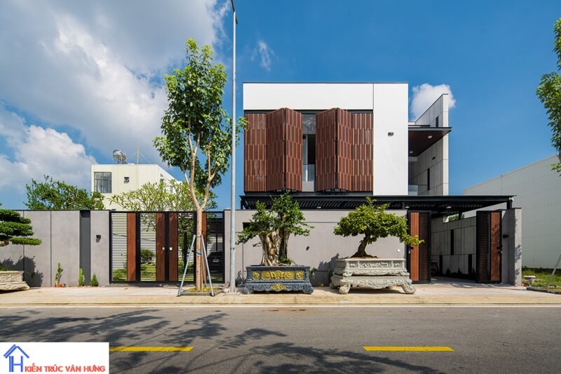 Mặt tiền ngôi nhà hiện đại nổi bật với hệ lam gỗ trang trí