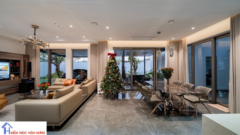 Không gian phòng khách và phòng ăn được thiết kế liên thông theo phong cách mở