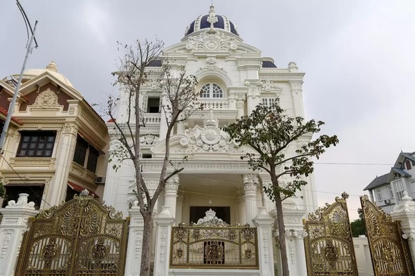 Mẫu 3: Mẫu villa mái chóp cổ điển châu Âu bề thế, hoa văn tinh xảo