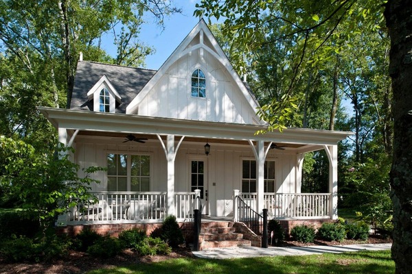 Mẫu 1: Biệt thự 1 tầng phong cách Gothic màu trắng, mái nhọn, kiến trúc ấn tượng