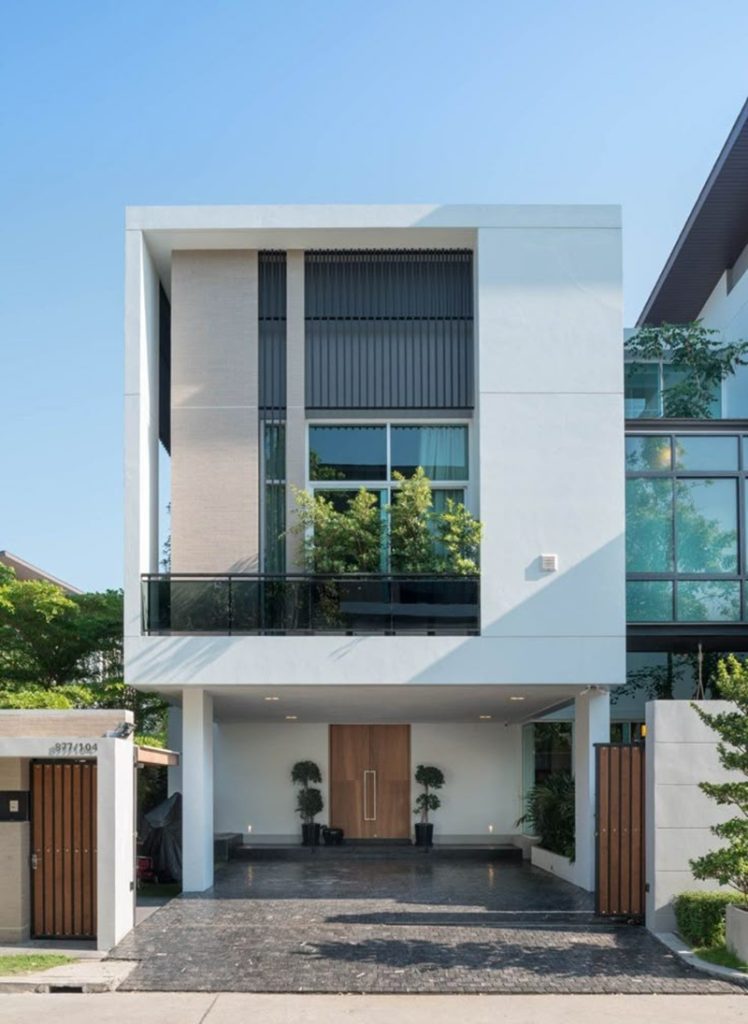 Mặt tiền nổi bật với các mảng khối phi đối xứng, kết hợp chi tiết ốp gỗ tạo điểm nhấn
