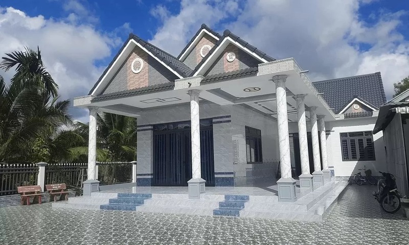 Mẫu nhà phố mái Thái với mái ngói dốc và mặt tiền thanh thoát
